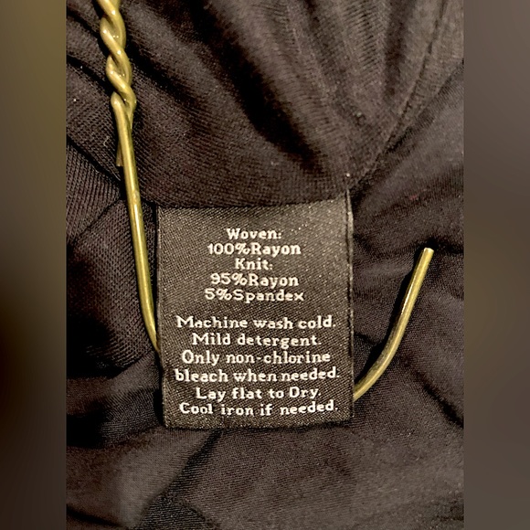 Jacket with zip pockets 🤐—Keep your chapstick safe at work! - Picture 5 of 5